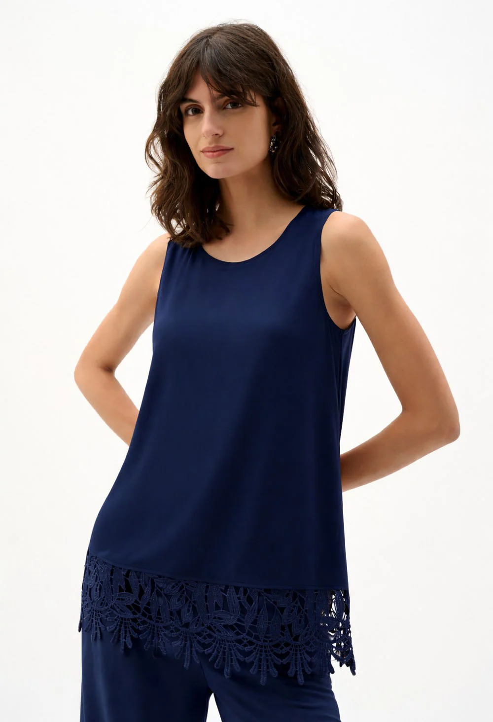 Chic Top with Embroidered Hem - Image 5