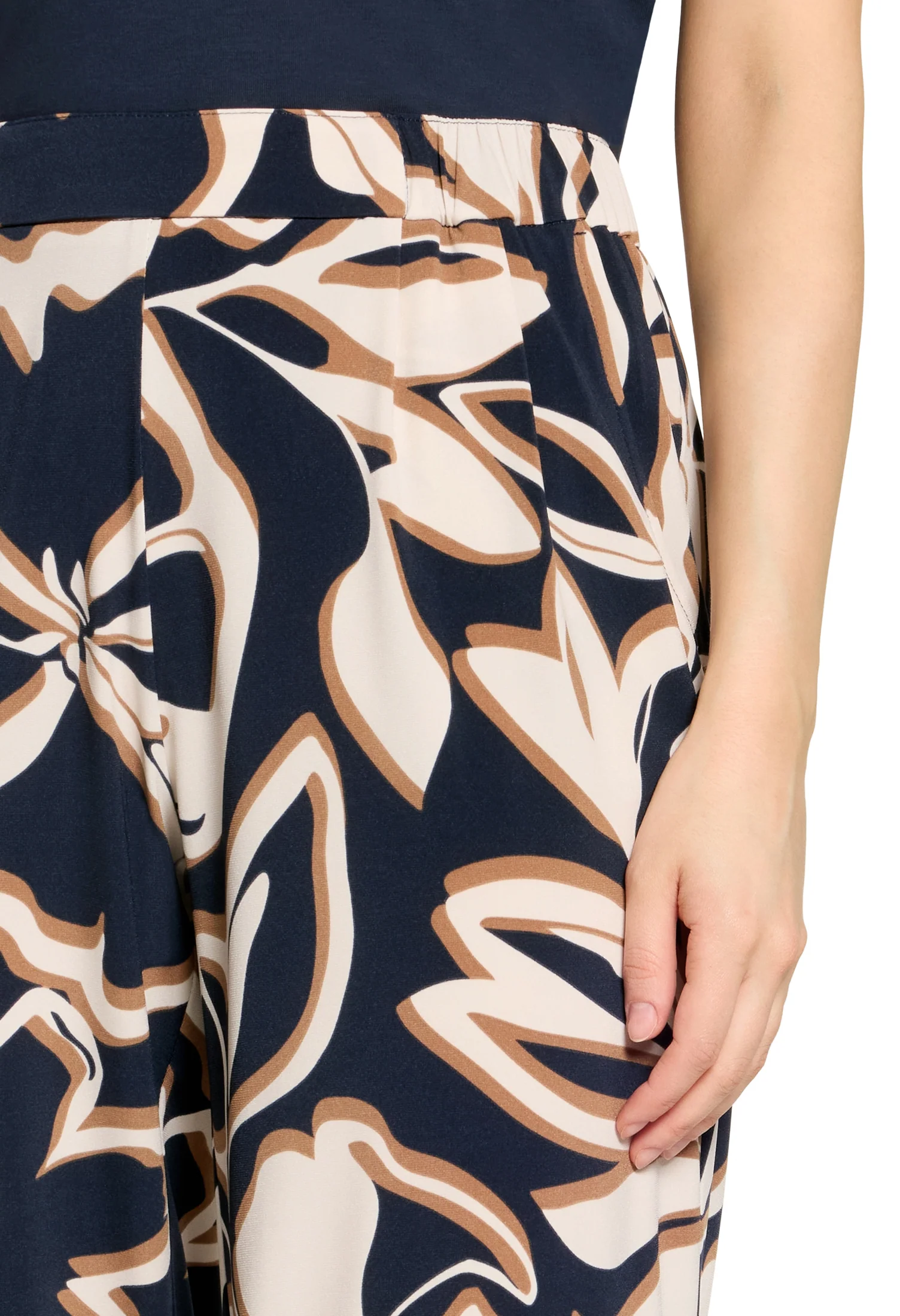 Floral Print 3/4 Length Trousers - Image 5