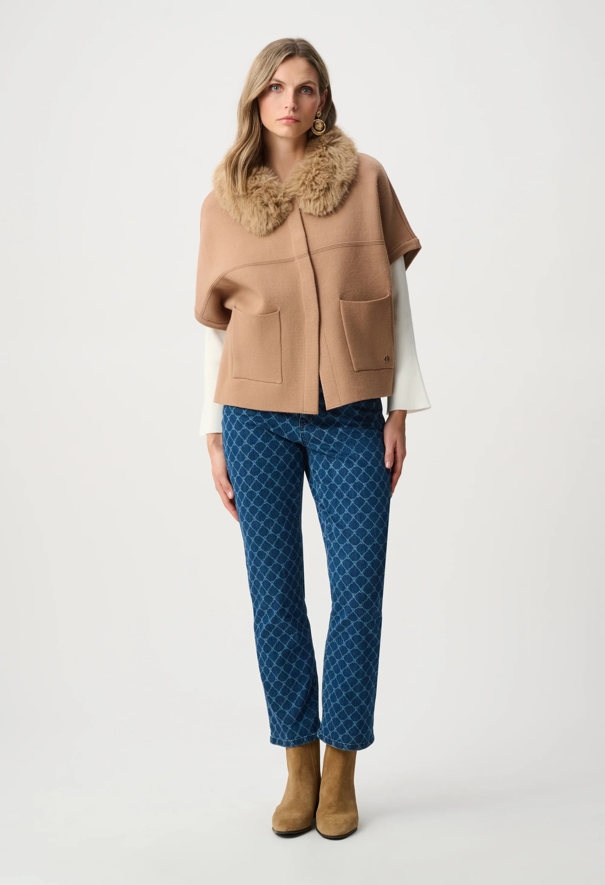 Short Cape With Fur Collar - Image 4