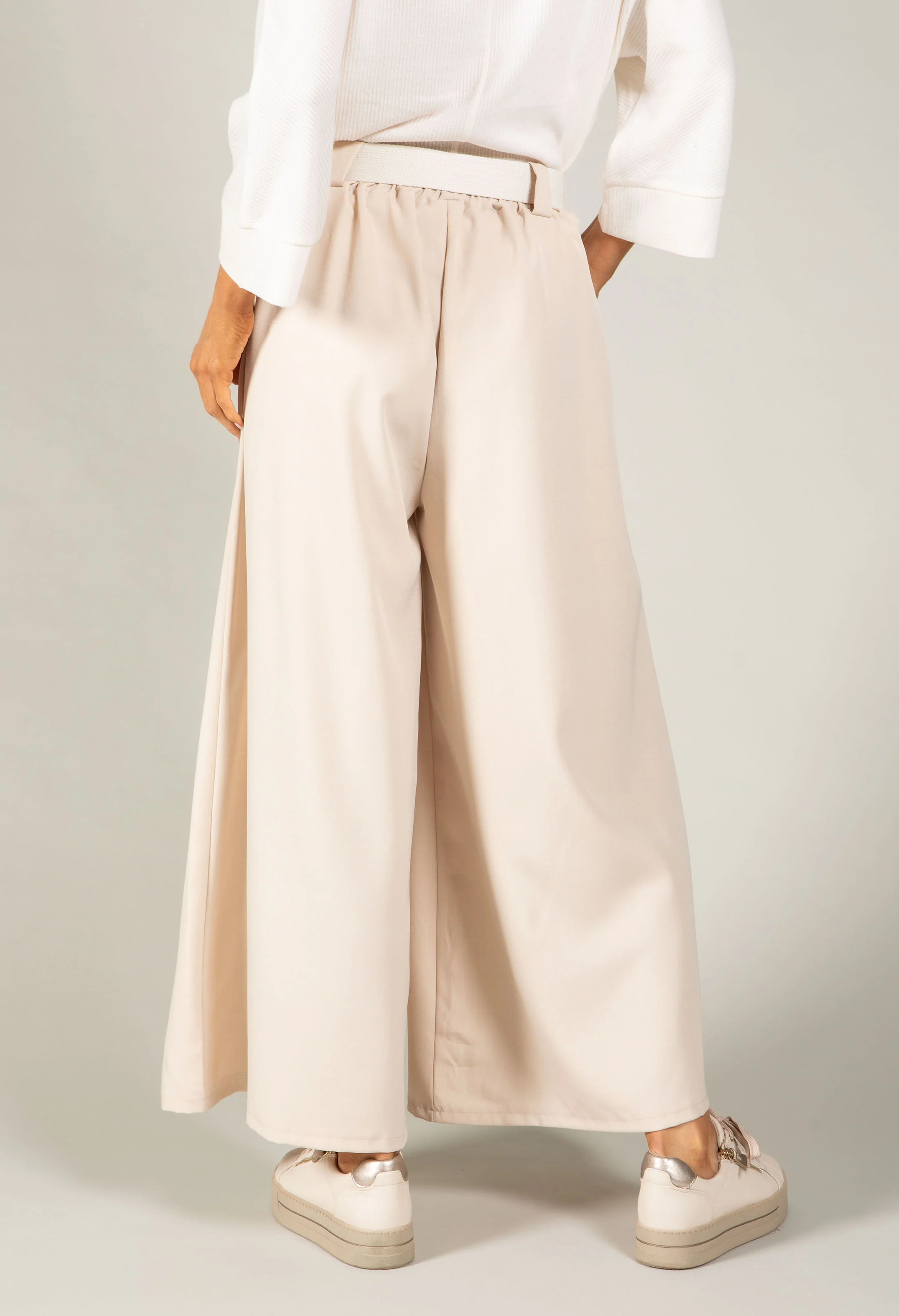 Short Wide Leg Belted Trousers - Image 4